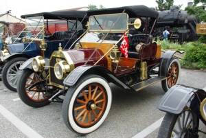 Art and Margaret Morra's 1910 E-M-F Roadster displays the E-M-F pennant